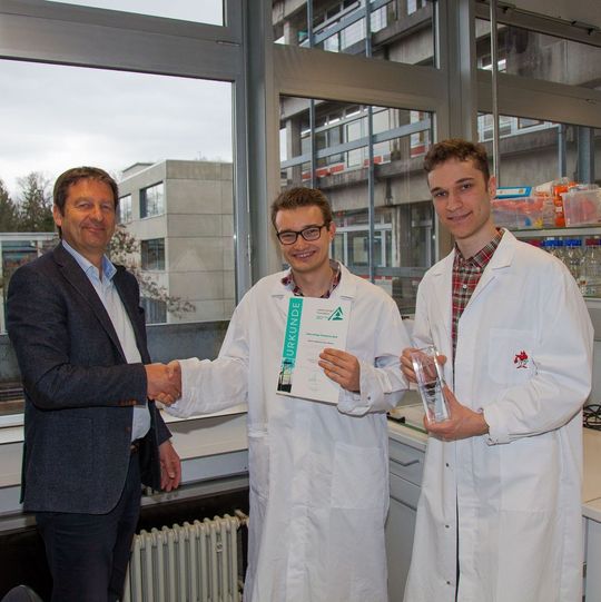 Dr. Wolfgang Kuster (links) gratuliert den Jungforschern Johann Liebeton (Mitte) und Leon Werner (rechts). Dr. Wolfgang Kuster (links) gratuliert den Jungforschern Johann Liebeton (Mitte) und Leon Werner (rechts).