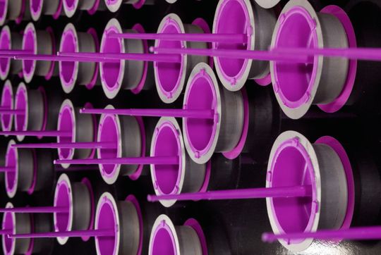 Die Probekörper aus verzinktem Stahl und Vestamid Terra von Evonik wurden in einem Fertigungsschritt tiefgezogen, hinterspritzt und mit dem Haftvermittler Vestamelt Hylink stoffschlüssig verbunden. Die Probekörper aus verzinktem Stahl und Vestamid Terra von Evonik wurden in einem Fertigungsschritt tiefgezogen, hinterspritzt und mit dem Haftvermittler Vestamelt Hylink stoffschlüssig verbunden.