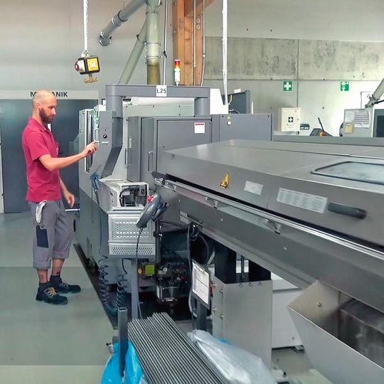 Blick in die Fertigung: Loga Präzisionsteile produziert pro Jahr 10 Mio. Drehteile. Auf diese großen Kapazitäten müssen auch die Messprozesse ausgerichtet sein. Blick in die Fertigung: Loga Präzisionsteile produziert pro Jahr 10 Mio. Drehteile. Auf diese großen Kapazitäten müssen auch die Messprozesse ausgerichtet sein.
