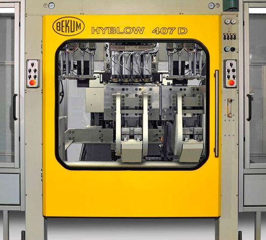 Damit extrusionsblasfähiges PET (EPET-IV) samt Entbutzungsprozess und integrierter, gerichteter Teileübergabe besonders wirtschaftlich zu ansprechenden Flaschen verarbeitet werden kann, bietet Bekum die Hyblow 407 D mit patentierter C-Rahmen-Schließeinheit an. Damit extrusionsblasfähiges PET (EPET-IV) samt Entbutzungsprozess und integrierter, gerichteter Teileübergabe besonders wirtschaftlich zu ansprechenden Flaschen verarbeitet werden kann, bietet Bekum die Hyblow 407 D mit patentierter C-Rahmen-Schließeinheit an.
