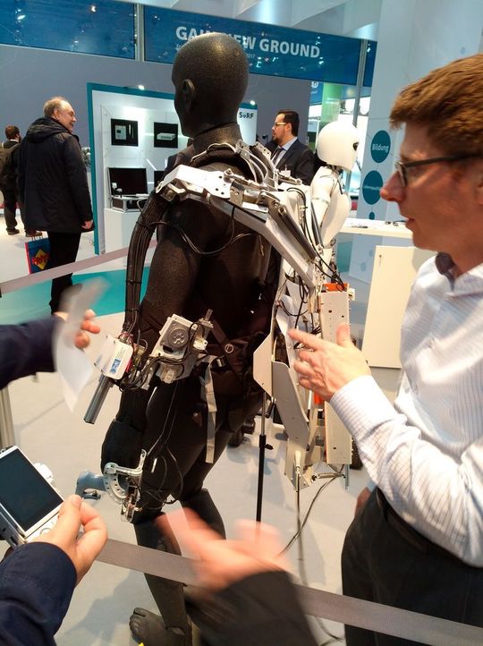 Bequem muss es nicht sein, das Exoskelett des DFKI.