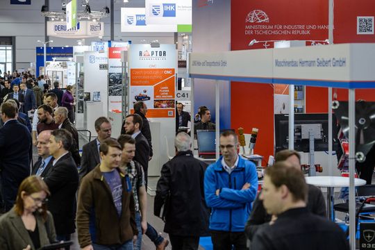 Zahlreiche Fachleute informierten sich auf der Z 2017 über aktuelle Angebote aus der Zulieferindustrie. Zahlreiche Fachleute informierten sich auf der Z 2017 über aktuelle Angebote aus der Zulieferindustrie.