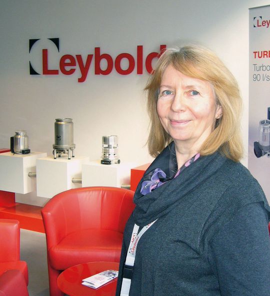 „Der Anwender von Vakuumtechnik will jederzeit über alles informiert sein – am besten online in Realzeit, zum Beispiel über eine App.“ Dr. Marlis Sydow, Senior Market Segment Manager, Leybold „Der Anwender von Vakuumtechnik will jederzeit über alles informiert sein – am besten online in Realzeit, zum Beispiel über eine App.“ Dr. Marlis Sydow, Senior Market Segment Manager, Leybold