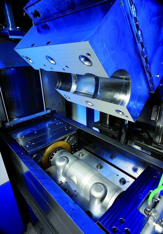 Die Deutsche Mechatronics GmbH hat für einen Anwender eine neue IHU-Anlage entwickelt, mit der sich auch Mittel- und Kleinserien wirtschaftlich produzieren lassen.Bild: Deutsche Mechatronics Die Deutsche Mechatronics GmbH hat für einen Anwender eine neue IHU-Anlage entwickelt, mit der sich auch Mittel- und Kleinserien wirtschaftlich produzieren lassen.Bild: Deutsche Mechatronics