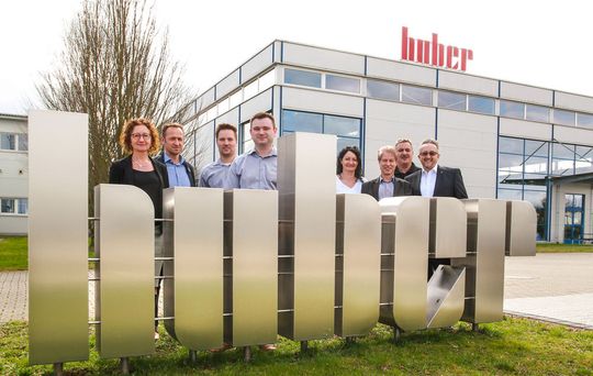 Geschäftsführer und Vorstand von Huber und Van-der-Heijden freuen sich auf eine erfolgreiche gemeinsame Zukunft: V.l.n.r.: Beatrice Geiler (Vorstand Huber), Joachim Huber (Vorstand Huber), Mirko Laskowski (Geschäftsführer VDH), Andrej Kepler (Geschäftsführer VDH), Bärbel Huber (Vorstand Huber), Christoph Plagens (bisheriger Inhaber VDH), Frank Rieger (Aufsichtsrat Huber), Daniel Huber (Vorstand Huber). Geschäftsführer und Vorstand von Huber und Van-der-Heijden freuen sich auf eine erfolgreiche gemeinsame Zukunft: V.l.n.r.: Beatrice Geiler (Vorstand Huber), Joachim Huber (Vorstand Huber), Mirko Laskowski (Geschäftsführer VDH), Andrej Kepler (Geschäftsführer VDH), Bärbel Huber (Vorstand Huber), Christoph Plagens (bisheriger Inhaber VDH), Frank Rieger (Aufsichtsrat Huber), Daniel Huber (Vorstand Huber).