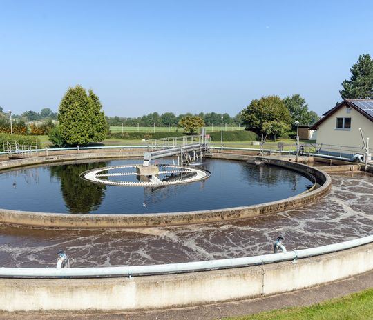In Deutschland werden nach Zahlen des BDEW 96 Prozent des Abwassers in Kläranlagen aufbereitet. In Deutschland werden nach Zahlen des BDEW 96 Prozent des Abwassers in Kläranlagen aufbereitet.