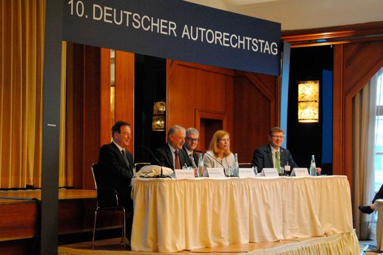 Veranstalterteam des Autorechtstags: (v.li.) Kurt Reinking (Anwalt), Wolfgang Ball (ehem. BGH-Richter), Ulrich Dilchert (ZDK), Silvia Schattenkirchner (ADAC) und Ansgar Klein (BVfK).