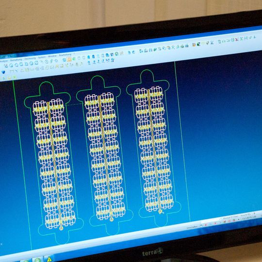 Bei Maibum werden die NC-Programme zum Drahterodieren fast ausschließlich von den 3D-CAD-Modellen abgeleitet, die Kunden anliefern. Dies war einer der Hauptgründe, warum man sich bei Maibaum vor rund drei Jahren entschieden hat, auf das Drahterodiermodul Visi Peps-Wire in Verbindung mit dem 3D-CAD-Modul Visi Modelling zu wechseln. Bei Maibum werden die NC-Programme zum Drahterodieren fast ausschließlich von den 3D-CAD-Modellen abgeleitet, die Kunden anliefern. Dies war einer der Hauptgründe, warum man sich bei Maibaum vor rund drei Jahren entschieden hat, auf das Drahterodiermodul Visi Peps-Wire in Verbindung mit dem 3D-CAD-Modul Visi Modelling zu wechseln.