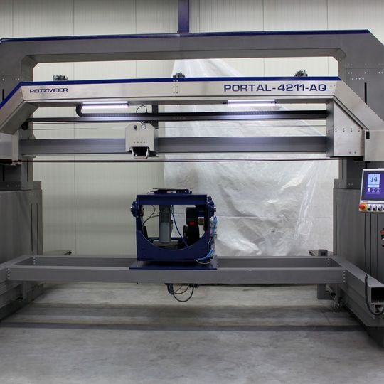 Vollautomatische Portalschleifmaschine zur Oberflächenbearbeitung von sehr großen (bis 4 m x 2 m x 2 m) und schweren (bis 1,5 t) Edelstahlbauteilen. Vollautomatische Portalschleifmaschine zur Oberflächenbearbeitung von sehr großen (bis 4 m x 2 m x 2 m) und schweren (bis 1,5 t) Edelstahlbauteilen.