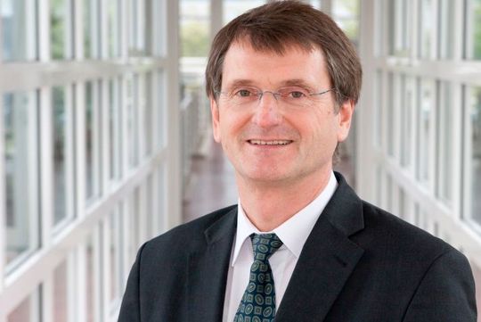 Eckhard Hohwieler, Abteilungsleiter Produkti-onsmaschinen und Anlagenmanagement, Fraunhofer-Institut für Produktionsanlagen und Konstruktionstechnik (IPK), Berlin: „Vielleicht präsentiert auf der EMO Hannover 2017 schon jemand die Werkzeugmaschine 4.0, die twittert und mit der sich der Besucher über sein Smart Phone verbinden kann.“