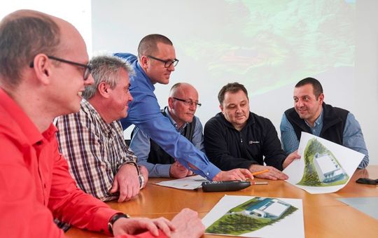 Das Team um Holger Ennes (stehend) diskutiert die nächsten Schritte seiner Arbeit.