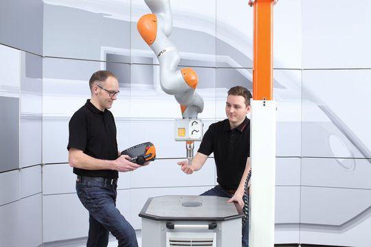 Das Entwicklerteam von Mayser (v.l.n.r.): Thomas Wiest (Entwicklungsleiter) und Matthias Schwerthalter (Projektleiter Kollisionsschutzsysteme). Das Entwicklerteam von Mayser (v.l.n.r.): Thomas Wiest (Entwicklungsleiter) und Matthias Schwerthalter (Projektleiter Kollisionsschutzsysteme).