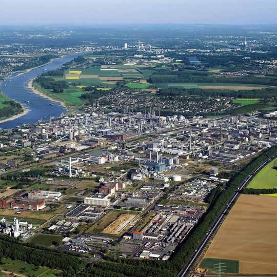 Mit 6973 Mitarbeitern (2015: 6.866) der Chempark-Unternehmen sowie rund 3515 Fremdfirmenmitarbeitern (2015: 3.532) bleibt das Dormagener Werk am Rhein 2016 einer der größten Arbeitgeber in der Region. Mit 501 Auszubildenden ist es auch der größte Ausbildungsbetrieb im Rhein-Kreis Neuss. Das Jahres-Nettoeinkommen aller Beschäftigten entspricht einer Kaufkraft von rund 300 Millionen Euro. Mit 6973 Mitarbeitern (2015: 6.866) der Chempark-Unternehmen sowie rund 3515 Fremdfirmenmitarbeitern (2015: 3.532) bleibt das Dormagener Werk am Rhein 2016 einer der größten Arbeitgeber in der Region. Mit 501 Auszubildenden ist es auch der größte Ausbildungsbetrieb im Rhein-Kreis Neuss. Das Jahres-Nettoeinkommen aller Beschäftigten entspricht einer Kaufkraft von rund 300 Millionen Euro.