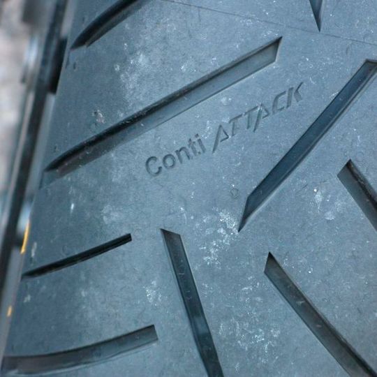 Kommt jetzt zu den Händlern: der neue Road Attack 3 von Continental. Kommt jetzt zu den Händlern: der neue Road Attack 3 von Continental.