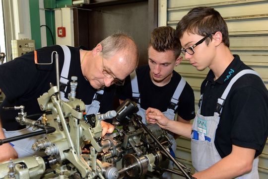 Formation de décolleteur au CAAJ de Chaux-de-Fonds. Formation de décolleteur au CAAJ de Chaux-de-Fonds.