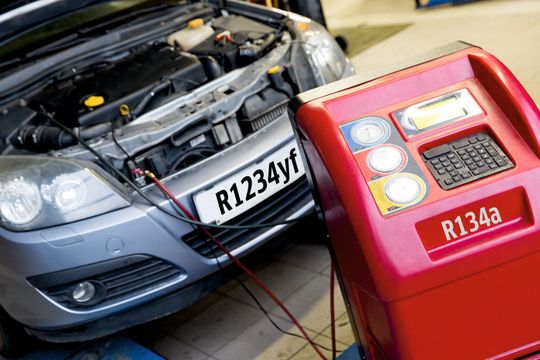 Ein paar passende Anschlüsse sind schnell beschafft, und schon gelangt altes Kältemittel in neue Autos. Werkstätten, die das tun, sollten Kunden aber auch darauf hinweisen, das dann die Betriebserlaubnis das Fahrzeugs erlischt.