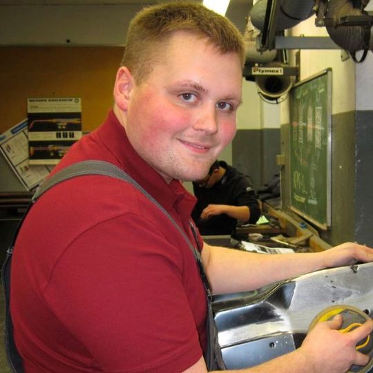 Mirko Betz aus dem hessischen Flieden tritt für Deutschland im Ausbildungsberuf "Autobody Repair" bei den WorldSkills in Abu Dhabi an. Mirko Betz aus dem hessischen Flieden tritt für Deutschland im Ausbildungsberuf "Autobody Repair" bei den WorldSkills in Abu Dhabi an.