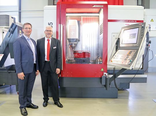 Schweizer Premiere: Hedelius Geschäftsführer Dennis Hempelmann (li.) und Pirmin Zehnder, Geschäftsführer Newemag vor der neuen Hedlius Acura 65. Schweizer Premiere: Hedelius Geschäftsführer Dennis Hempelmann (li.) und Pirmin Zehnder, Geschäftsführer Newemag vor der neuen Hedlius Acura 65.
