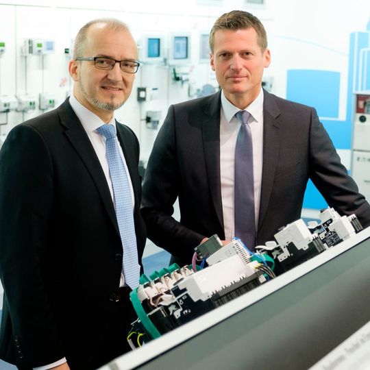 Christof Spiegel (links), Geschäftsführer bei Eaton Industries GmbH, und Wilfried Bauer (rechts), Leiter Systemintegration für digitale Lösungen, Cloud, Internet der Dinge bei T-Systems, arbeiten gemeinsam daran, dass deutsche Maschinen in Zukunft IoT ready sind. Christof Spiegel (links), Geschäftsführer bei Eaton Industries GmbH, und Wilfried Bauer (rechts), Leiter Systemintegration für digitale Lösungen, Cloud, Internet der Dinge bei T-Systems, arbeiten gemeinsam daran, dass deutsche Maschinen in Zukunft IoT ready sind.
