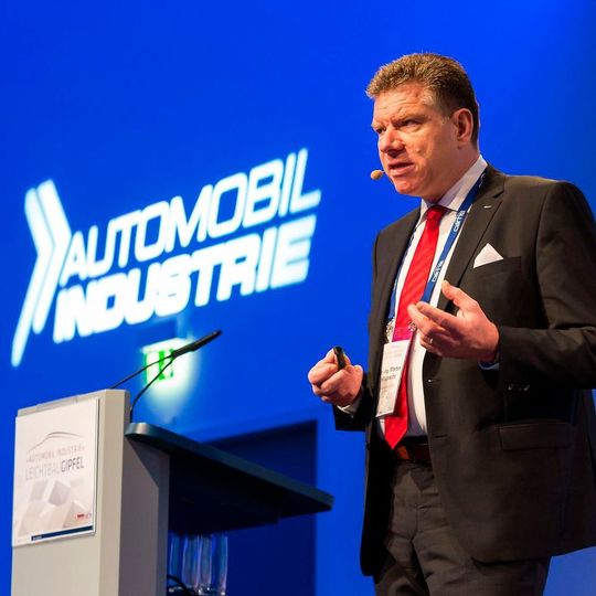 Dr. Martin Hillebrecht gab einen umfassenden Einblick in den Leichtbau mit Multimaterialsystemen. Dr. Martin Hillebrecht gab einen umfassenden Einblick in den Leichtbau mit Multimaterialsystemen.
