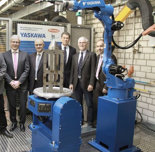 Die Professoren und Mitarbeiter der Hochschule Offenburg sowie Vertreter von Fronius und Yaskawa weihten Ende März das neu gestaltete Schweißtechniklabor der Hochschule Offenburg feierlich ein. Ein robotergestütztes Schweißsystem hilft dort jetzt dabei, den Nachwuchs für die Praxis fit zu machen, wie es heißt. Die Professoren und Mitarbeiter der Hochschule Offenburg sowie Vertreter von Fronius und Yaskawa weihten Ende März das neu gestaltete Schweißtechniklabor der Hochschule Offenburg feierlich ein. Ein robotergestütztes Schweißsystem hilft dort jetzt dabei, den Nachwuchs für die Praxis fit zu machen, wie es heißt.