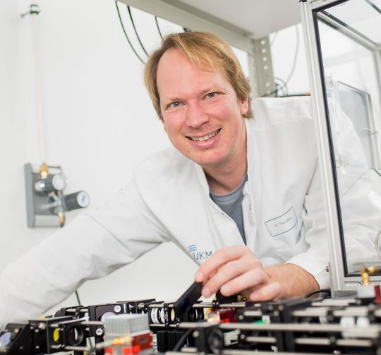 Biohysiker Prof. Timo Betz freut sich über eine internationale Forschungsförderung. Biohysiker Prof. Timo Betz freut sich über eine internationale Forschungsförderung.