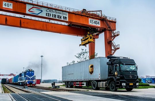 UPS wertet seinen Bahndienst zwischen der EU und China durch die Einbeziehung weiterer Städte in China und Europa auf. UPS wertet seinen Bahndienst zwischen der EU und China durch die Einbeziehung weiterer Städte in China und Europa auf.