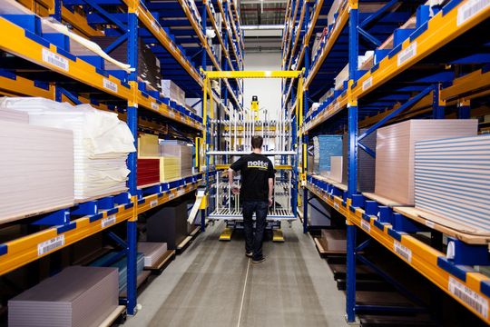 Im Mensch-Maschine-Team wird die Kommissionierung fortgesetzt.