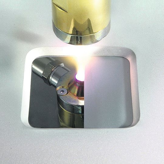 Kalt-Plasmaspritzen: Mikropartikel sollen sich damit auch auf hitzeempfindliche Materialien auftragen lassen. Kalt-Plasmaspritzen: Mikropartikel sollen sich damit auch auf hitzeempfindliche Materialien auftragen lassen.