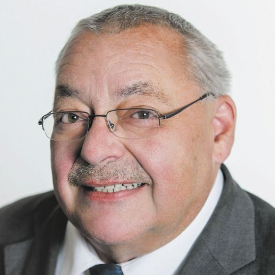 Thomas Kuther, Redakteur ELEKTRONIKPRAXIS: "Mit jedem Elektroauto, das in Serie geht, werden Akkuzellen knapper. Deshalb brauchen wir eine deutsche Zellfertigung." Thomas Kuther, Redakteur ELEKTRONIKPRAXIS: "Mit jedem Elektroauto, das in Serie geht, werden Akkuzellen knapper. Deshalb brauchen wir eine deutsche Zellfertigung."