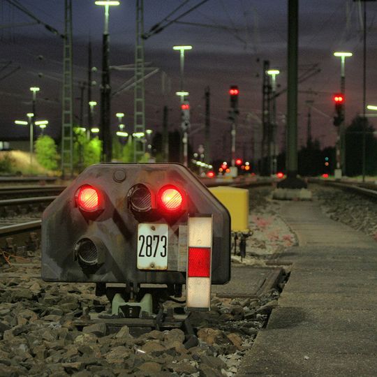 Die kritische Infrastruktur des Schienennetzes der Bahn soll mittels eines Hardware-basierten Schutzsystems vor Cyberangriffen geschützt werden. Die kritische Infrastruktur des Schienennetzes der Bahn soll mittels eines Hardware-basierten Schutzsystems vor Cyberangriffen geschützt werden.