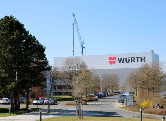 Beim Einbringen der Regalbediengeräte über das Dach des Hochregallagers war Millimeterarbeit gefragt.