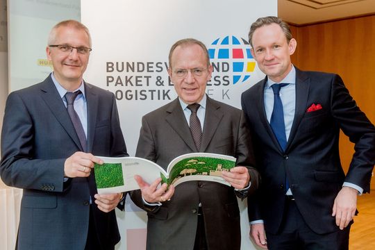 Gemeinsame Vorstellung der BIEK-Nachhaltigkeitsstudie 2017 (v.l.): Prof. Dr.-Ing. Ralf Bogdanski, Florian Gerster und Marten Bosselmann.