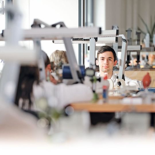 In dieser Uhrenmanufaktur wurden traditionelle Produktionsabläufe in zeit- und kostensparende, softwaregesteuerte Prozesse überführt. In dieser Uhrenmanufaktur wurden traditionelle Produktionsabläufe in zeit- und kostensparende, softwaregesteuerte Prozesse überführt.