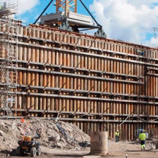 Die RD Pfahlwand ist SSABs Lösung für eine Stützwand in Finnland, bei der spiralförmig oder längs verschweißte Stahlrohrpfähle und sich überschneidende Profile durch Schweißen im Walzwerk gefügt werden. Die RD Pfahlwand ist SSABs Lösung für eine Stützwand in Finnland, bei der spiralförmig oder längs verschweißte Stahlrohrpfähle und sich überschneidende Profile durch Schweißen im Walzwerk gefügt werden.
