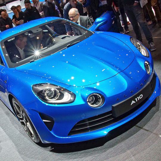 Renault hat den Alpine in Genf der breiten Öffentlichkeit vorgestellt. Mit dem Start auf der Straße dauert es aber noch. Renault hat den Alpine in Genf der breiten Öffentlichkeit vorgestellt. Mit dem Start auf der Straße dauert es aber noch.