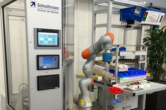 Das neue Werker-Assistenzsystem Cubu:s von Schnaithmann mit Bewegungserkennung und Roboteranbindung. Das neue Werker-Assistenzsystem Cubu:s von Schnaithmann mit Bewegungserkennung und Roboteranbindung.