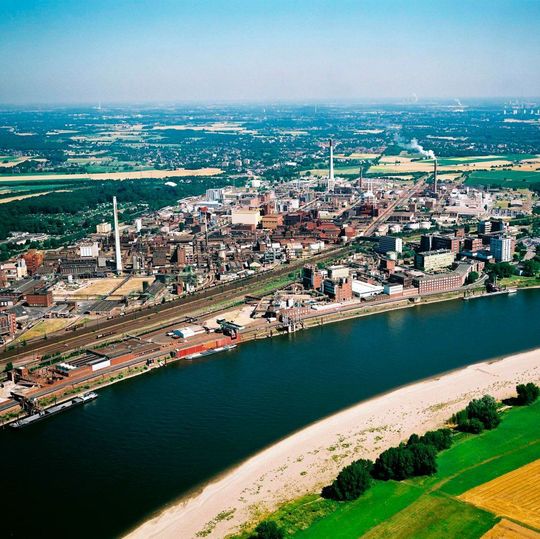 In Krefeld-Uerdingen, Standort des weltweit größten Werks für synthetische Eisenoxidpigmente, erhöht Lanxess bis 2019 schrittweise die Produktionskapazität von bislang 280.000 Jahrestonnen um rund 23.000 Tonnen Rot- und Schwarzpigmente. In Krefeld-Uerdingen, Standort des weltweit größten Werks für synthetische Eisenoxidpigmente, erhöht Lanxess bis 2019 schrittweise die Produktionskapazität von bislang 280.000 Jahrestonnen um rund 23.000 Tonnen Rot- und Schwarzpigmente.