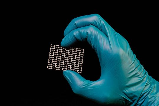 Mit dem photochemischen Ätzverfahren lassen sich Implantate aus Titan mit absolut gratfreien Kanten herstellen. Mit dem photochemischen Ätzverfahren lassen sich Implantate aus Titan mit absolut gratfreien Kanten herstellen.