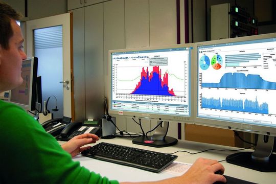 Nutzer können bei der Softwareversion Visual Energy 4.7 einen Maintenance-Dienst aktivieren. Tritt ein kritischer Zustand auf, wird eine Warnmeldung an KBR gesendet, sodass das Service-Team frühzeitig eingreifen und zum Beispiel den Verlust von Daten verhindern kann. Nutzer können bei der Softwareversion Visual Energy 4.7 einen Maintenance-Dienst aktivieren. Tritt ein kritischer Zustand auf, wird eine Warnmeldung an KBR gesendet, sodass das Service-Team frühzeitig eingreifen und zum Beispiel den Verlust von Daten verhindern kann.