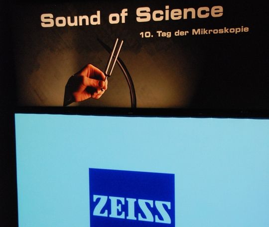 „Listen to the Sound of Science“ war in diesem Jahr das Motto des Tags der Mikroskopie, den Carl Zeiss bereits zum zehnten Mal veranstaltete. „Listen to the Sound of Science“ war in diesem Jahr das Motto des Tags der Mikroskopie, den Carl Zeiss bereits zum zehnten Mal veranstaltete.