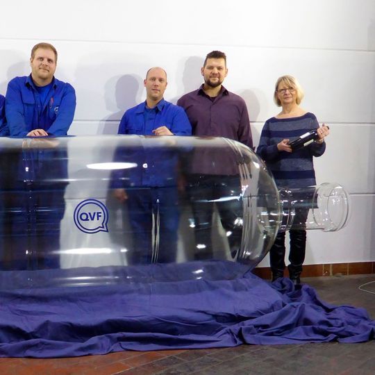 Das DDPS-Projekt-Team präsentiert die mutmaßlich größte Glasflasche der Welt. Das DDPS-Projekt-Team präsentiert die mutmaßlich größte Glasflasche der Welt.