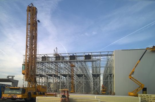 Silobauweise im Erfolgstakt: Isolierpaneele folgen dem Baufortschritt des neuen Tiefkühllagers von Transdanubia. Silobauweise im Erfolgstakt: Isolierpaneele folgen dem Baufortschritt des neuen Tiefkühllagers von Transdanubia.