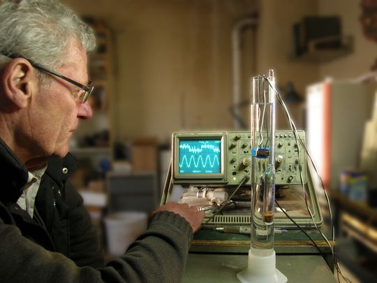 Schnapsdrossel-Erfinder Horst Hochwind an seinem Versuchsaufbau: „Hochprozentiger Alkohol verbessert die EMV-Eigenschaften von Induktivitäten.“ Schnapsdrossel-Erfinder Horst Hochwind an seinem Versuchsaufbau: „Hochprozentiger Alkohol verbessert die EMV-Eigenschaften von Induktivitäten.“