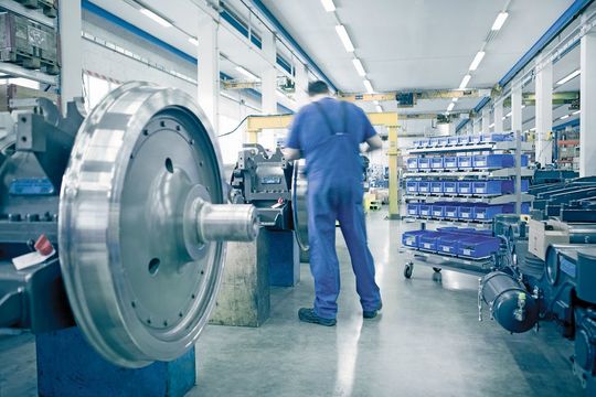 „SmartBin mobile“: Weil das System ohne Netzstrom direkt an der Fertigungszelle oder Montagelinie betrieben wird, werden Wartezeiten und Transportwege eliminiert. „SmartBin mobile“: Weil das System ohne Netzstrom direkt an der Fertigungszelle oder Montagelinie betrieben wird, werden Wartezeiten und Transportwege eliminiert.