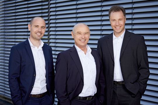 TQ-Systems: Die TQ-Firmengründer und Geschäftsführer Detlef Schneider (Mitte) und Rüdiger Stahl (rechts) mit dem neuen Mitglied der Geschäftsführung Stefan Schneider TQ-Systems: Die TQ-Firmengründer und Geschäftsführer Detlef Schneider (Mitte) und Rüdiger Stahl (rechts) mit dem neuen Mitglied der Geschäftsführung Stefan Schneider