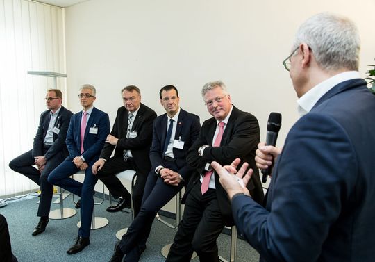 Teilnehmer der Expertenrunde v.l.n.r.: Lars Milde (Tableau Software), Süleyman Karaman (Colt Technology Services GmbH), Eckhard Schwarzer (DATEV eG), Dr. Rolf Werner (Fujitsu), Michael Gerhards (Airbus Cybersecurity Deutschland) und Moderator Christoph Witte.