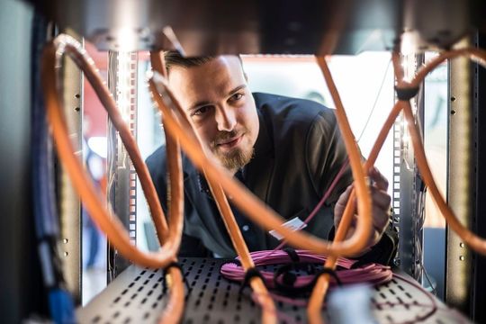Auch die Eltefa 2017 bewegte die Digitalisierung und Vernetzung der Branche. Auch die Eltefa 2017 bewegte die Digitalisierung und Vernetzung der Branche.