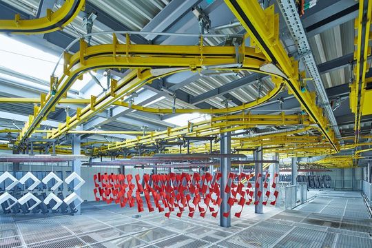 Zum Kastentext: Eine umfangreiche Power-and-Free-Anlage mit 1400 m Kettenlänge und acht Kettenkreisen ist bei Hargassner für die Oberflächenbeschichtung im Einsatz.