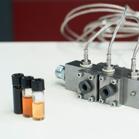 Neues System zur Schmieröl-Überwachung während des Betriebs: Das Öl fließt durch zwei Sensormodule in eine Messzelle, wo es mit Infrarotlicht durchleuchtet wird. Verschiedene Sensorelemente fangen das Licht auf und werten die acht unterschiedlichen spektralen Bereiche aus. So lassen sich Rückschlüsse auf den Zustand des Schmierstoffs ziehen. Neues System zur Schmieröl-Überwachung während des Betriebs: Das Öl fließt durch zwei Sensormodule in eine Messzelle, wo es mit Infrarotlicht durchleuchtet wird. Verschiedene Sensorelemente fangen das Licht auf und werten die acht unterschiedlichen spektralen Bereiche aus. So lassen sich Rückschlüsse auf den Zustand des Schmierstoffs ziehen.
